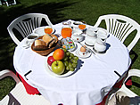 tavolo apparecchiato per la colazione in giardino